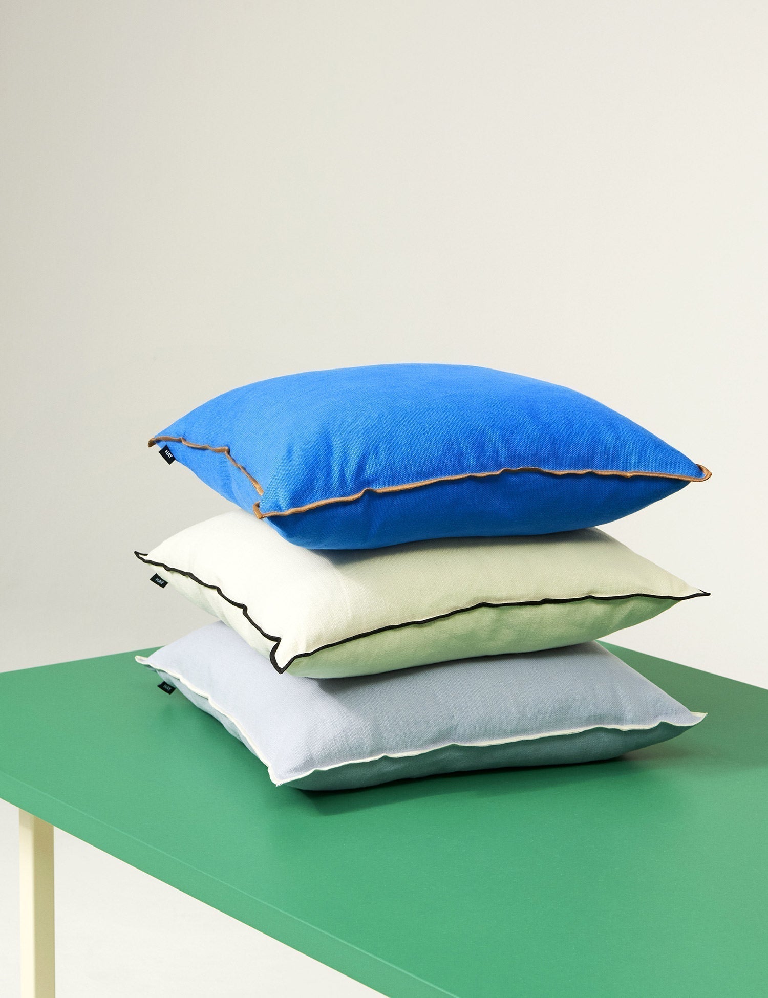 Outline Cushion (Black)