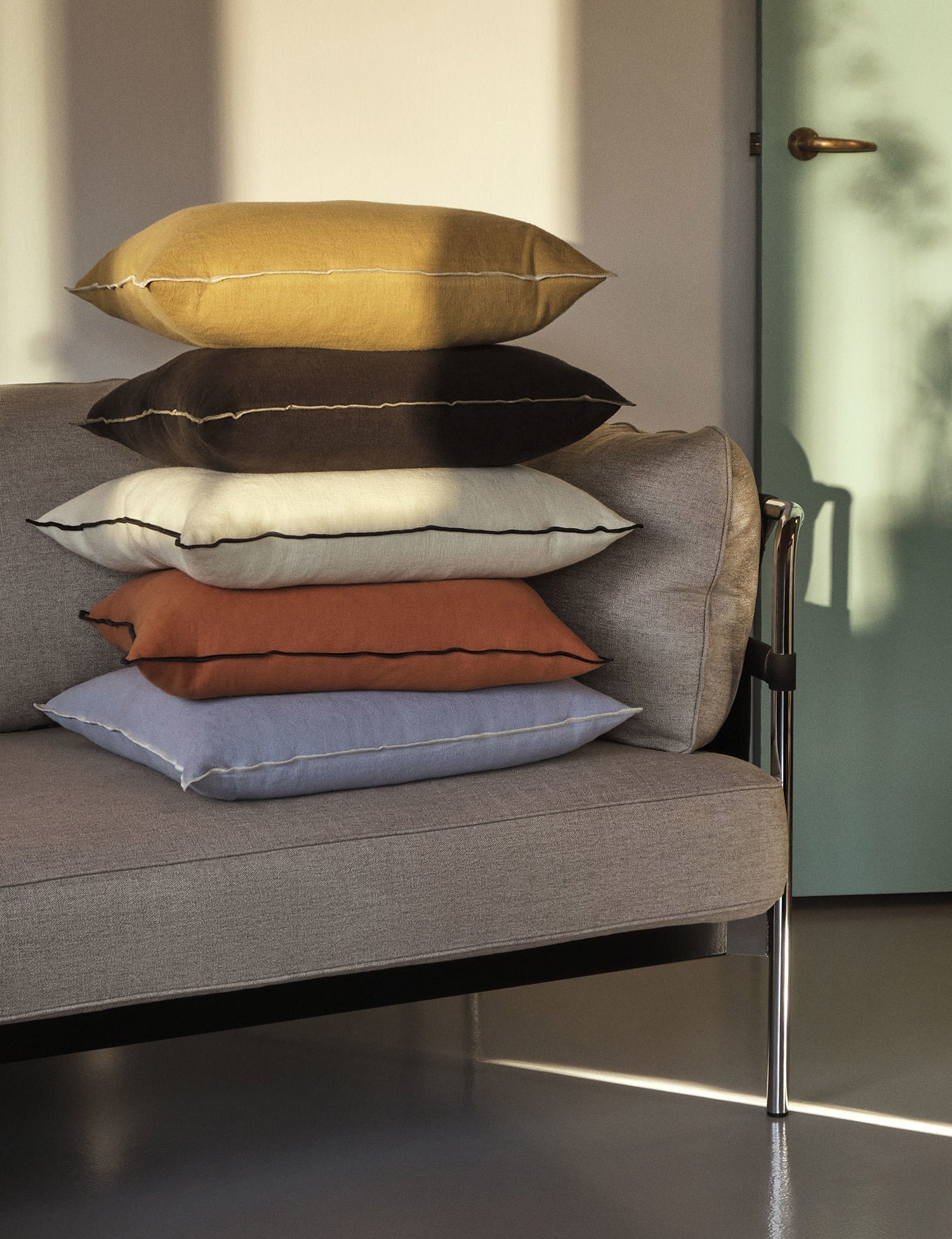 Outline Cushion (Black)