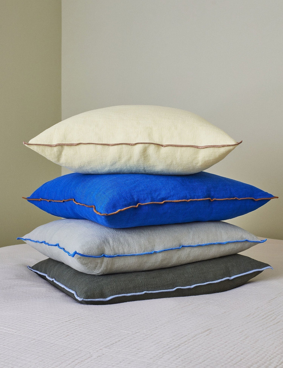 Outline Cushion (Black)